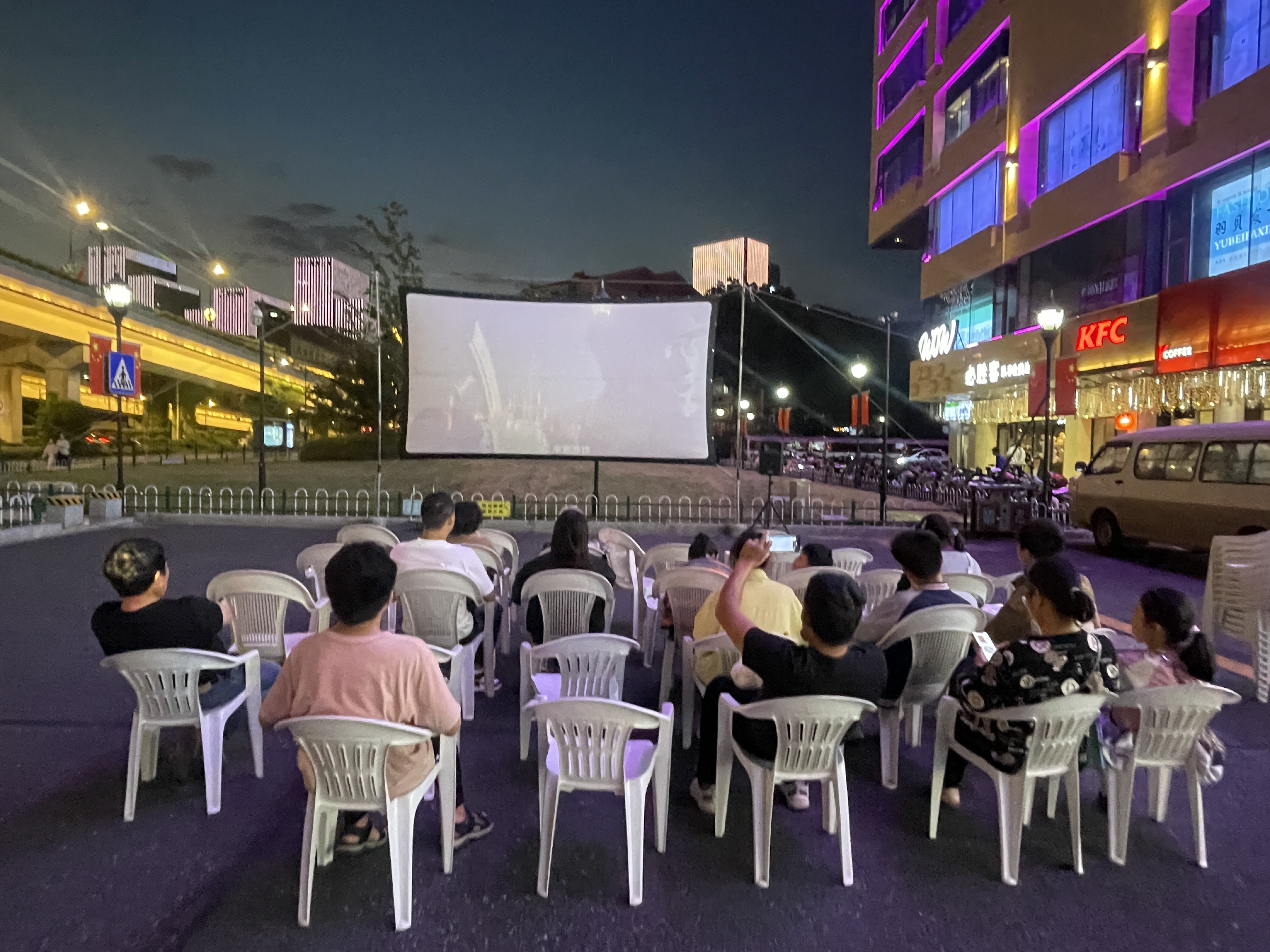 水晶城露天电影放映，点燃红色影象