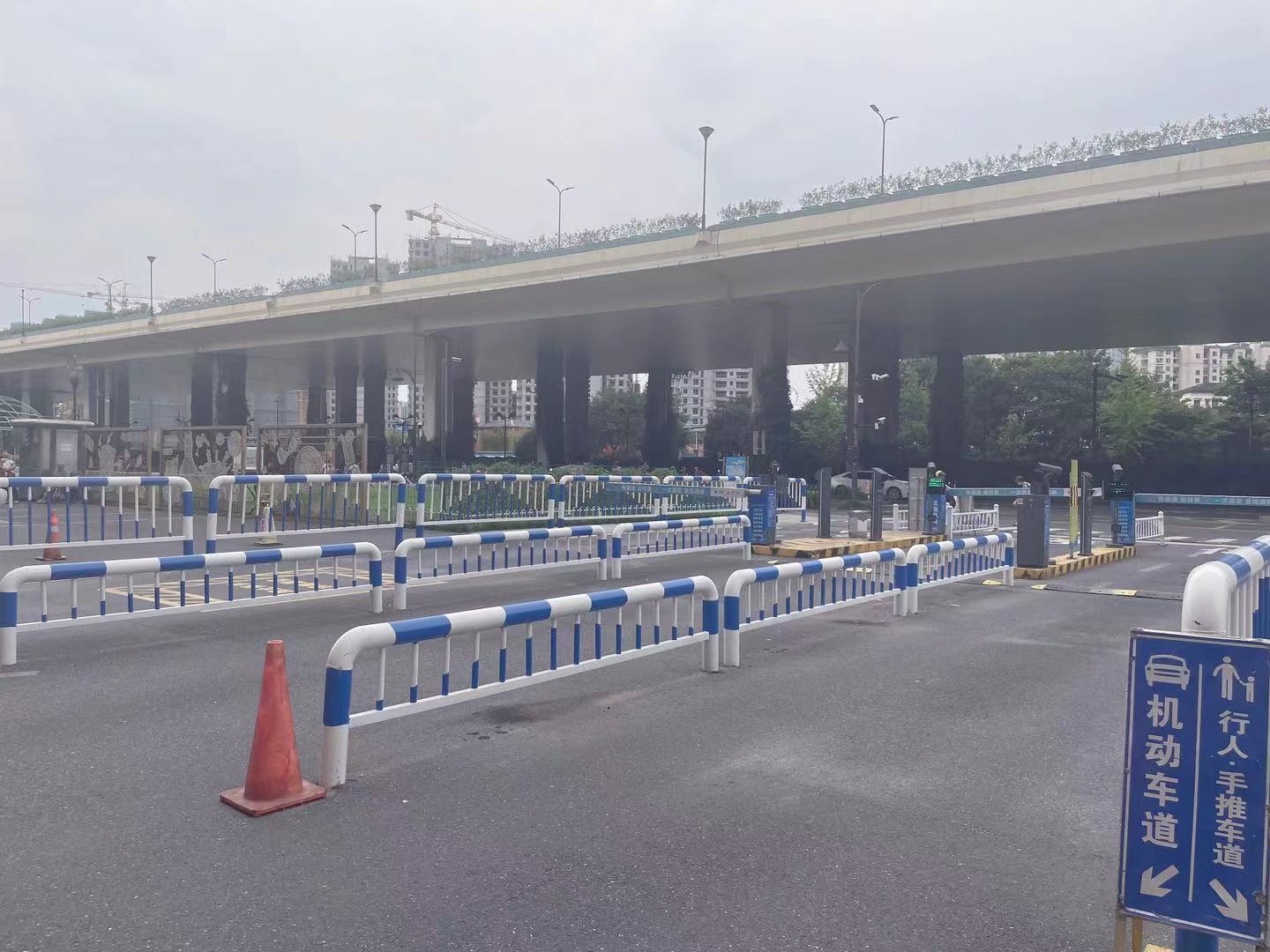 变废为宝，水晶城发展路闸护栏刷新