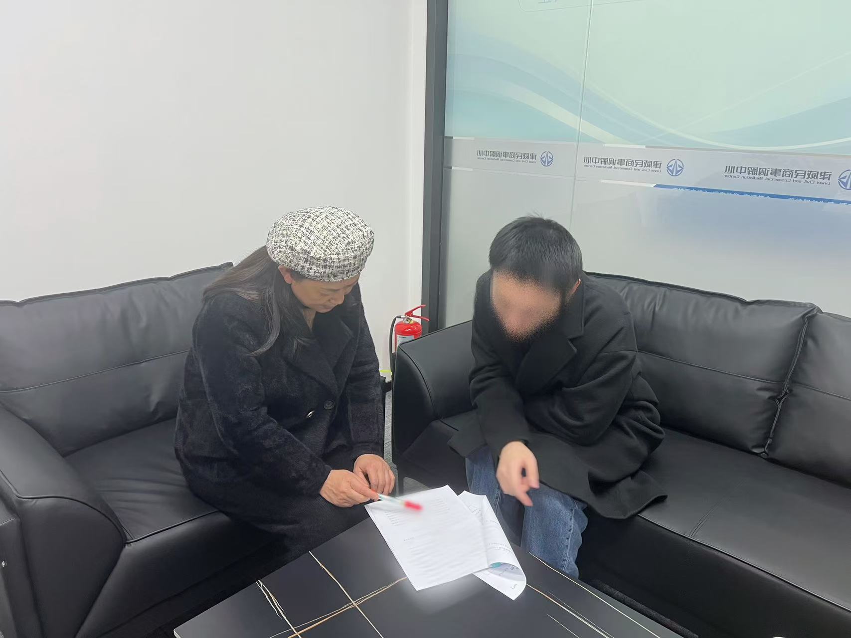 邻里同学债，“背靠背”排解显温情