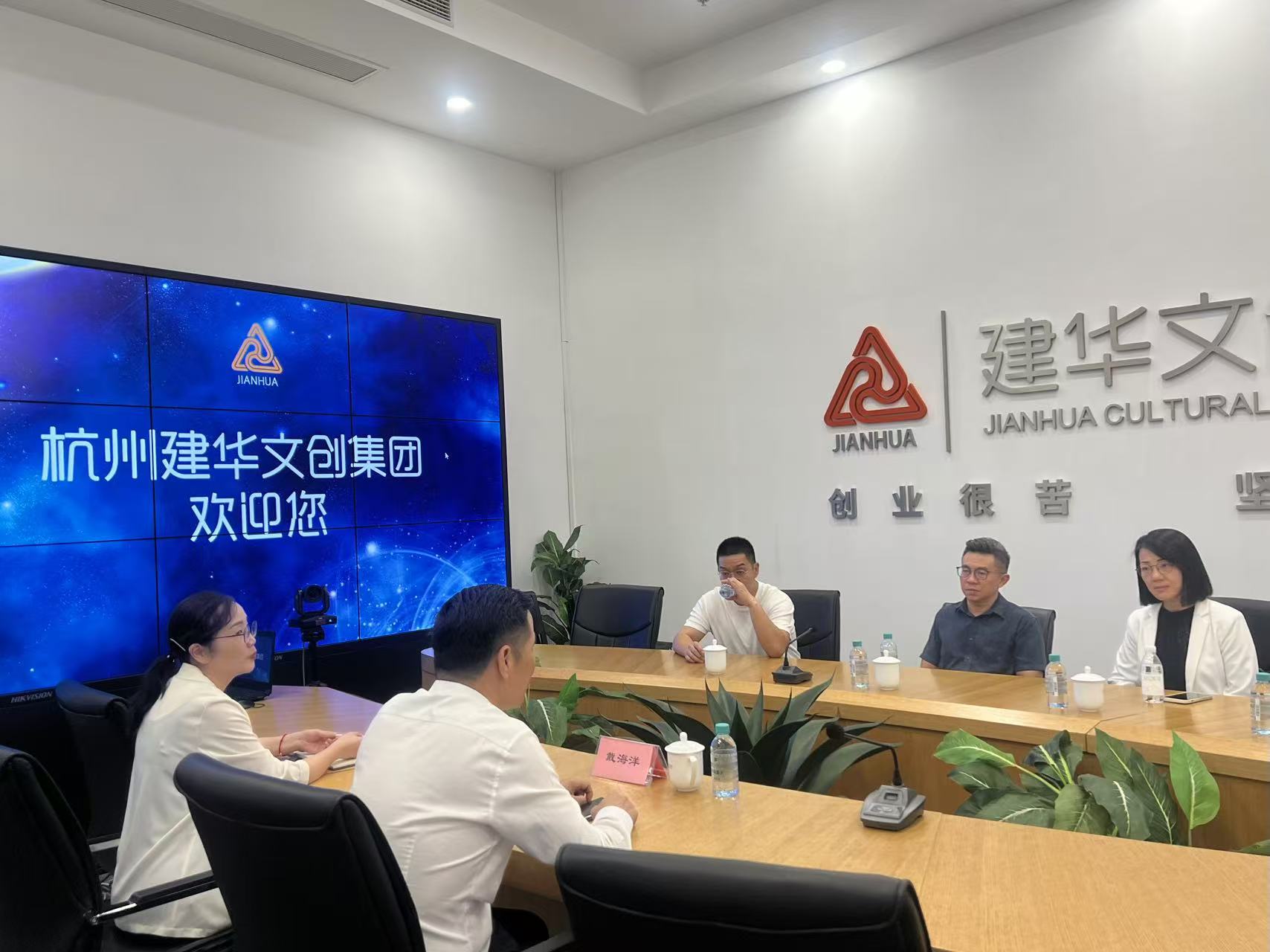 中国广西自贸区招商大使、马中贸促会委员袁源浩一行光临PP电子游戏文创集团座谈互换