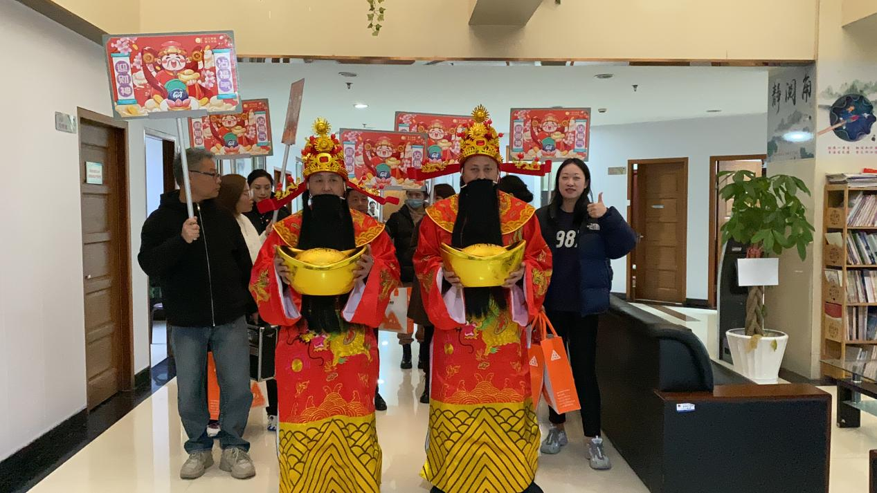 正月十五元宵到，财神到来，请接福！
