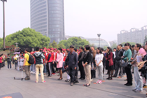 PP电子游戏文创园党团代表参与“网淘”自愿者活动 (1).jpg PP电子游戏文创园党团代表参与“网淘”自愿者活动 (1).jpg